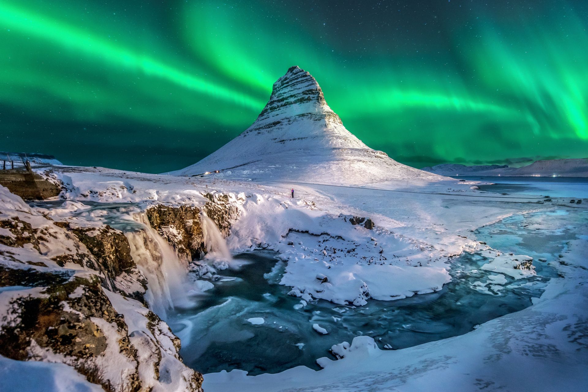 kirkjufell-northern-lights-iceland_d9ecba4189